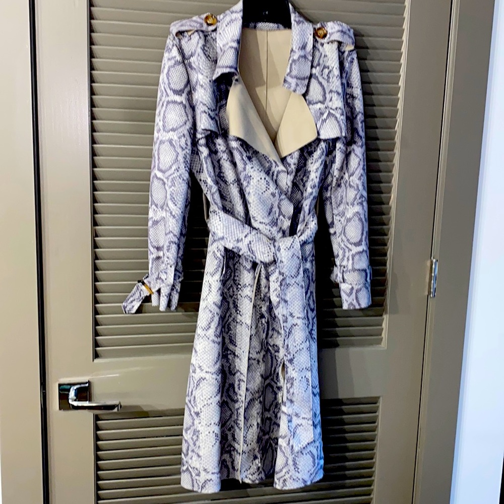 Few Moda- Python print trench coat